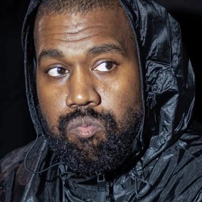 Kanye West luta para ficar acordado no julgamento da mansão Malibu