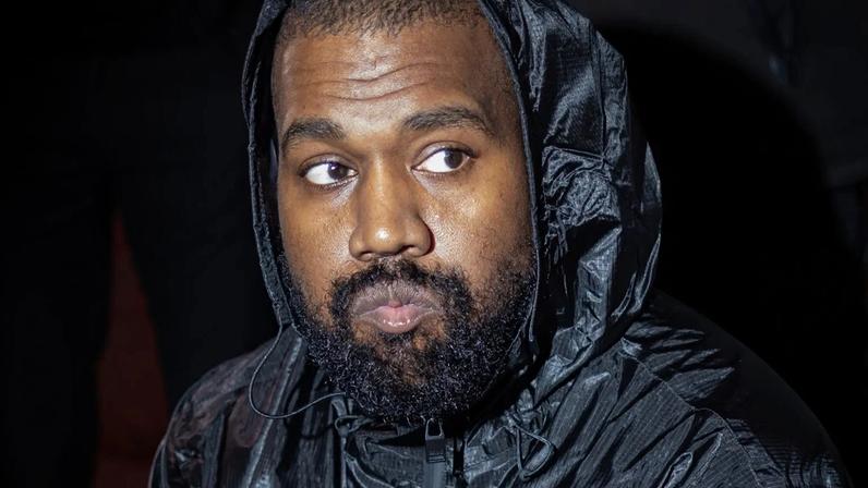 Kanye West luta para ficar acordado no julgamento da mansão Malibu
