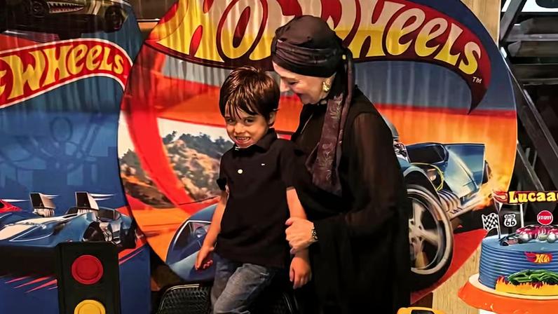 Mãe de Lucas Lucco usa lenço por alopecia no aniversário do neto