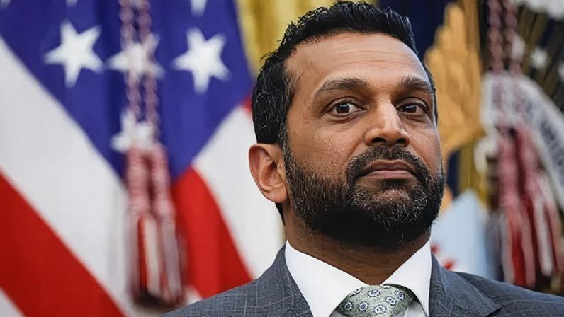 Kash Patel, diretor do FBI, ouve os comentários do presidente dos EUA, Donald Trump, antes de assinar um Memorando Presidencial no Salão Oval da Casa Branca