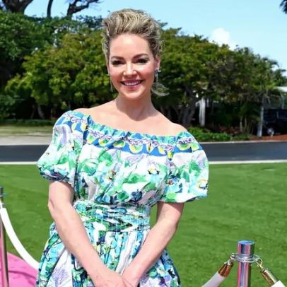 Heigl volta ao tapete vermelho após dois anos em evento canino no Mar-a-Lago