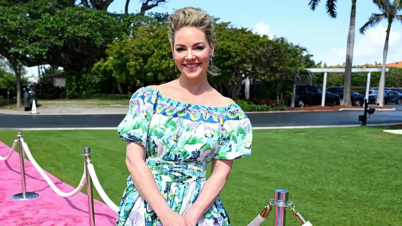 Heigl volta ao tapete vermelho após dois anos em evento canino no Mar-a-Lago