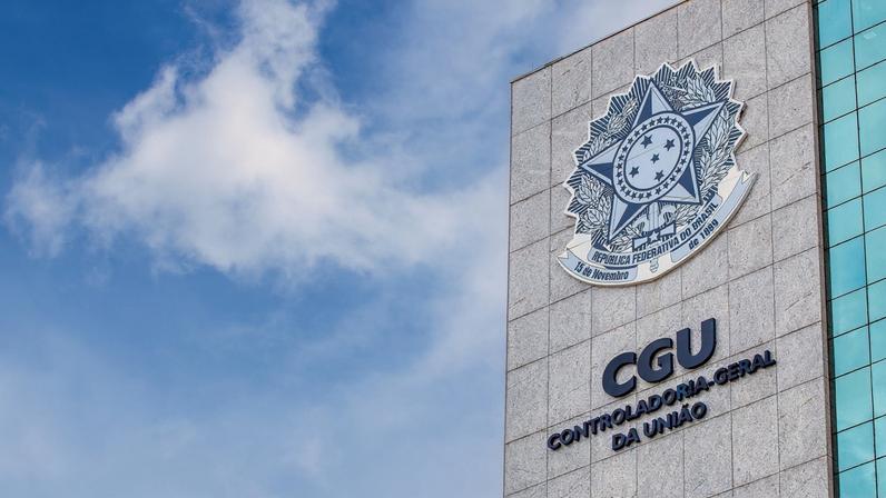 Agricultura revisa licitação de escavadeiras e tratores após CGU; queda de quase R$ 1 bi