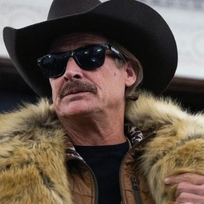 Exército EUA suspende equipe que voou helicópteros de ataque perto de Kid Rock