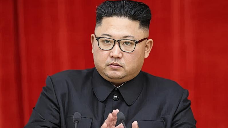 O líder norte-coreano Kim Jong-un discursa durante um jantar de boas-vindas a autoridades da Coreia do Sul em 18 de setembro de 2018 em Pyongyang, capital da Coreia do Norte