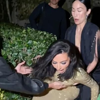 Kim Kardashian cai em salto de 8 polegadas na Vanity Fair Oscars Party 2026