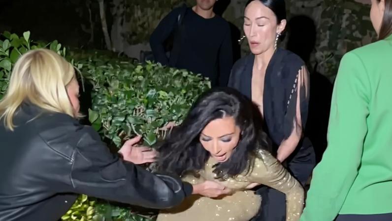 Kim Kardashian cai em salto de 8 polegadas na Vanity Fair Oscars Party 2026