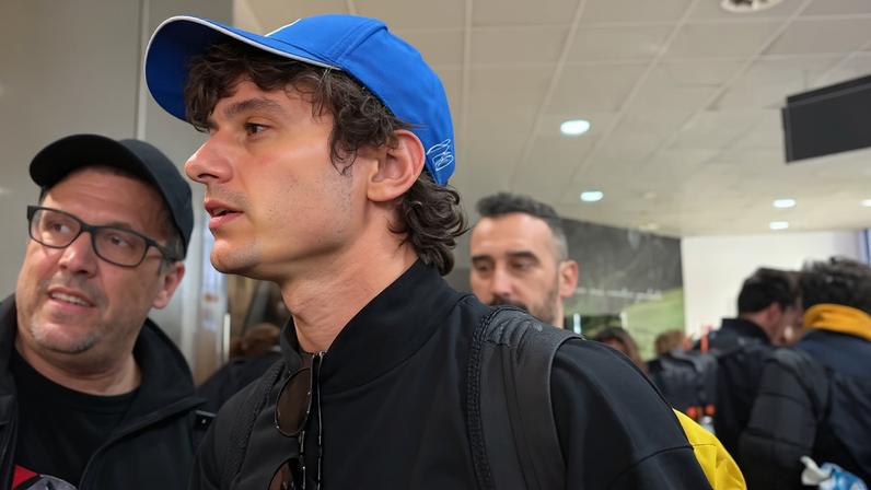 Kimi Antonelli no aeroporto de Bolonha após vencer o GP da China — Foto: Reprodução/Redes sociais