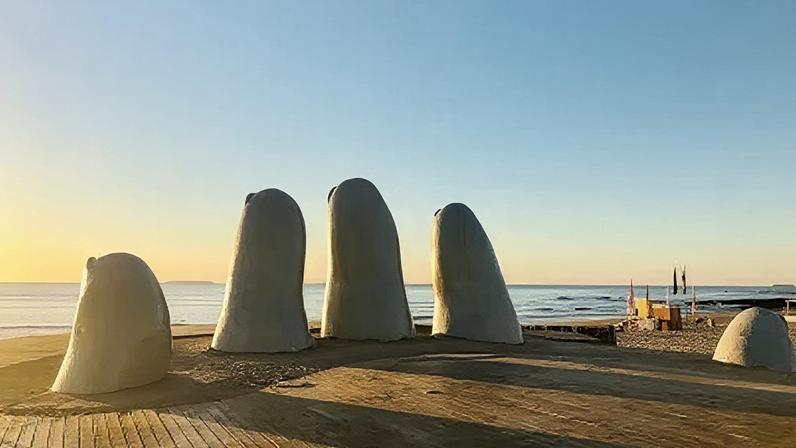 "La Mano" é cartão-postal de Punta del Este, uma das cidades mais visitadas do Uruguai