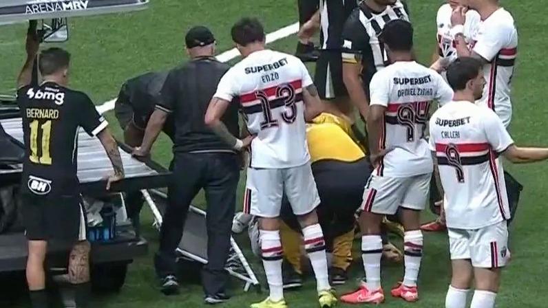 Lucas Moura deixa Atlético-MG x São Paulo de maca e é levado ao hospital