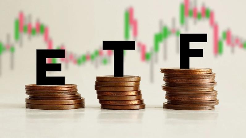 letras ETF em cima de pilha de moedas