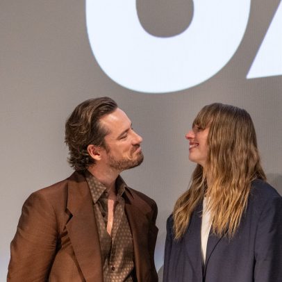 Maya Hawke e Lewis Pullman, Nepo babies, aproximam-se por pais famosos