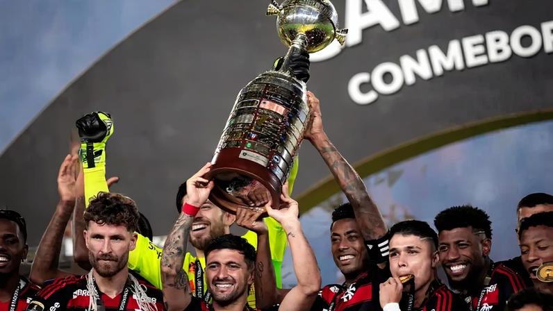 Arrascaeta e jogadores do Flamengo comemoram titulo da Libertadores (Foto: Marco Galvão/Zimel Press/Gazeta Press)
