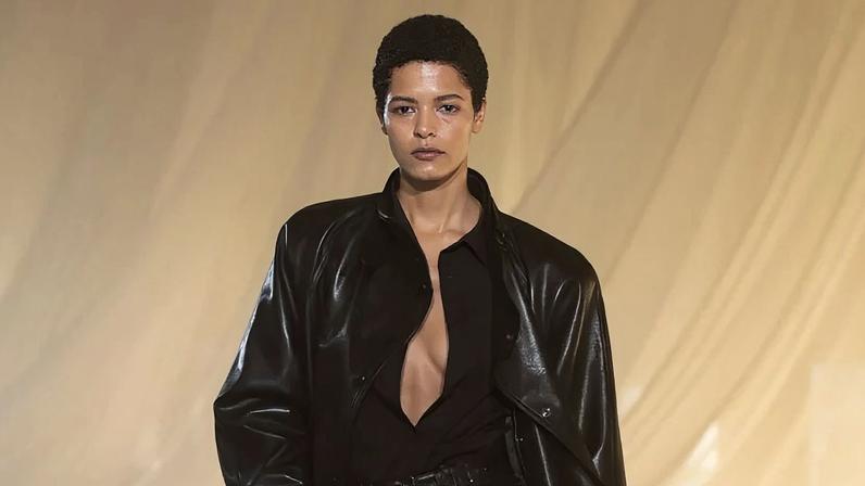 Peças com ombros marcantes, animal print e sensualidade marcaram estreia na Balmain