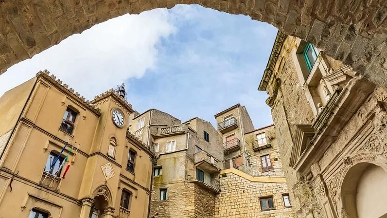 O vilarejo de Gangi na Sicília está vendendo casas a € 1