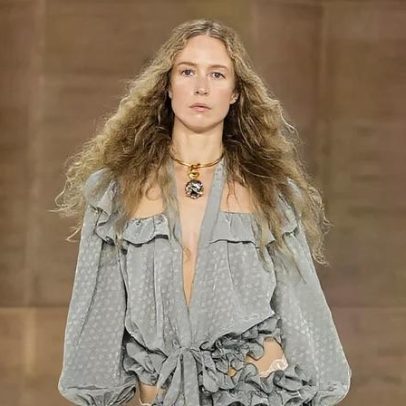 Chemena Kamali valoriza o fazer manual no Inverno da Chloé