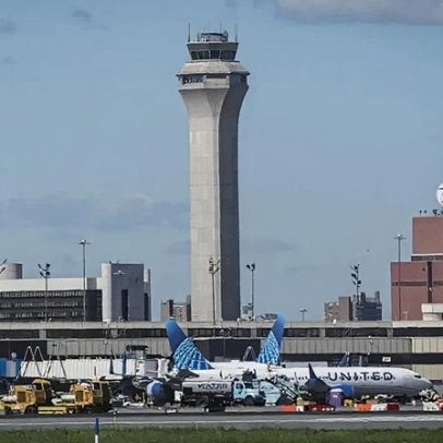 Aeroportos de Nova York registram 100 voos atrasados após acidente em LaGuardia