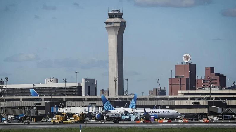 A torre de controle de tráfego aéreo de Newark foi evacuada devido a um “cheiro de queimado” vindo de um elevador