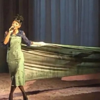 Lily Allen surpreende com look ousado ao lançar diss tracks sobre David Harbour