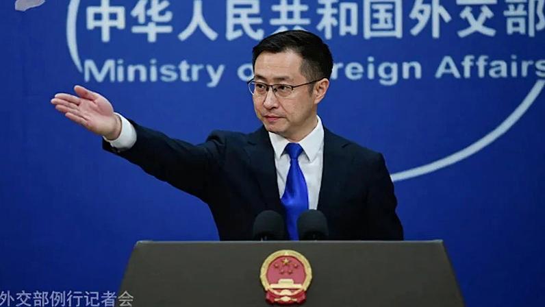 Na imagem, o porta-voz do Ministério das Relações da China, Lin Jian, durante coletiva de imprensa