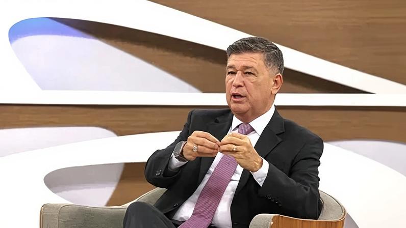 O senador Carlos Viana (Podemos-MG) em entrevista ao programa Roda Viva, da TV Cultura