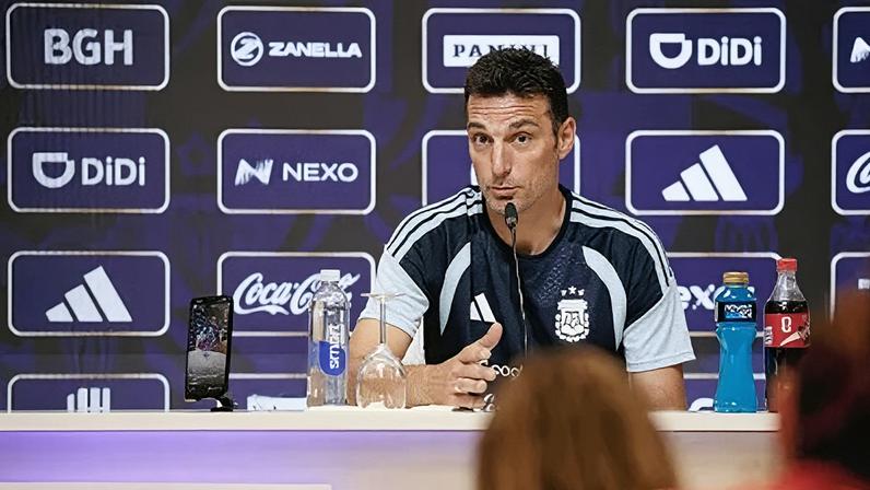 Scaloni concedeu entrevista coletiva nesta segunda-feira (30)