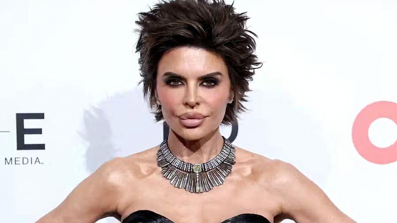 Lisa Rinna usa vestido feito com 5 kg de cabelo humano em after party do Oscar 2026 — Foto: Getty Images