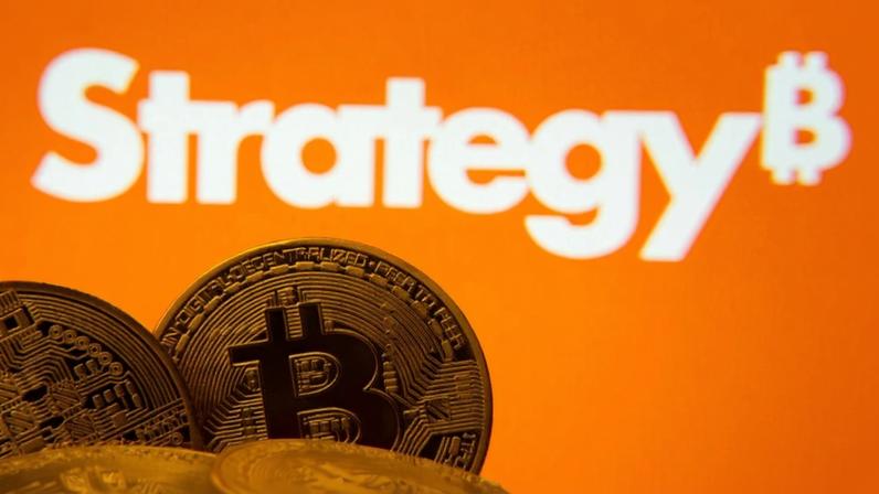 logo da strategy e moeda de bitcoin
