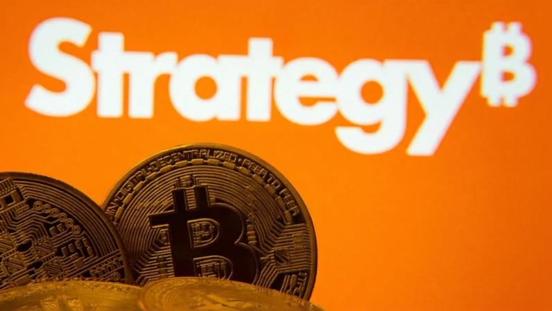 logo da strategy e moeda de bitcoin