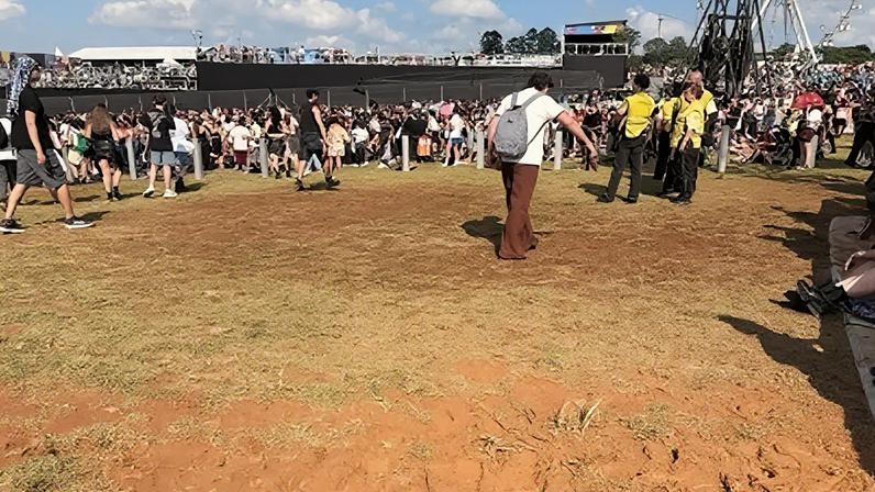 Fãs precisam lidar com a lama no primeiro dia de Lollapalooza