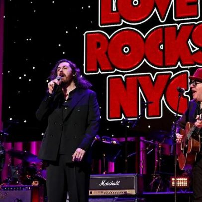 Mavis Staples, Hozier, Elvis Costello e Warren Haynes cantam 'The Weight'