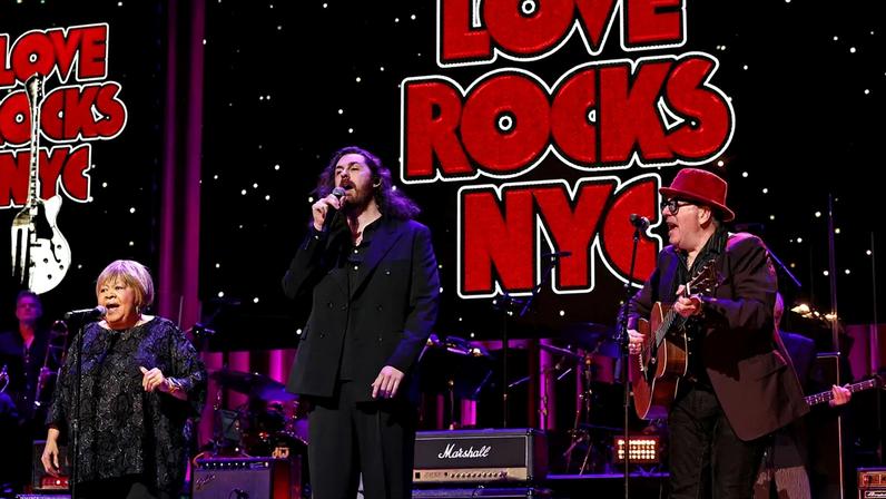 Mavis Staples, Hozier, Elvis Costello e Warren Haynes cantam 'The Weight'