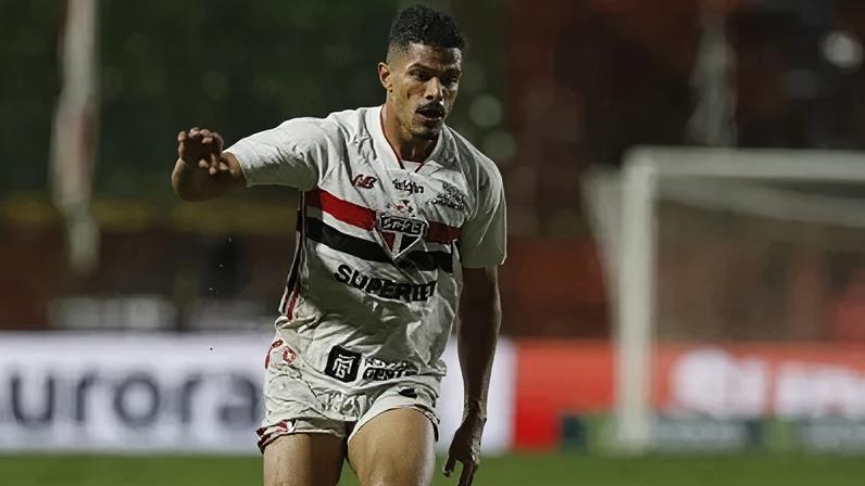 Destaque do São Paulo adota cautela com liderança do Brasileirão