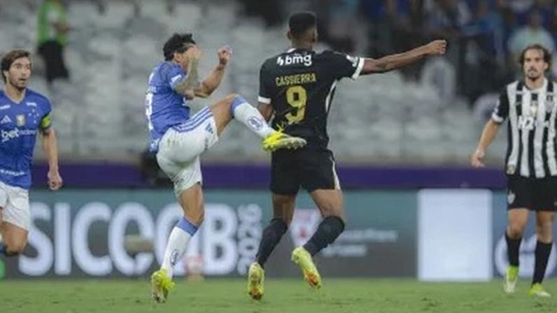 Jogadores de Atlético-MG e Cruzeiro brigam na final do Mineiro