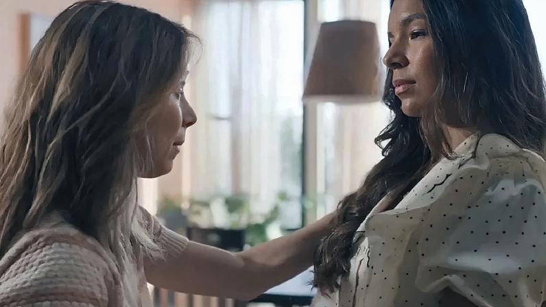 Lucélia joga lenha na fogueira e termina namoro de Maggye e Júnior em Três Graças