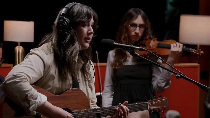 Lucy Dacus faz cover comovente de Who Knows, de Daniel Caesar