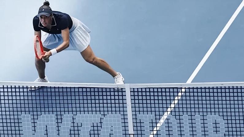 Luisa Stefani em ação na quadra principal do Miami Open