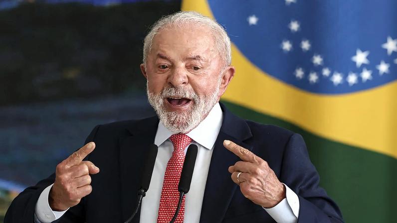Após ser chamado de “Opala velhão” por Flávio, Lula diz que não se ofende e compara Bolsonaro a um carro “no desmanche”. (Foto: Marcelo Camargo/Agência Brasil)