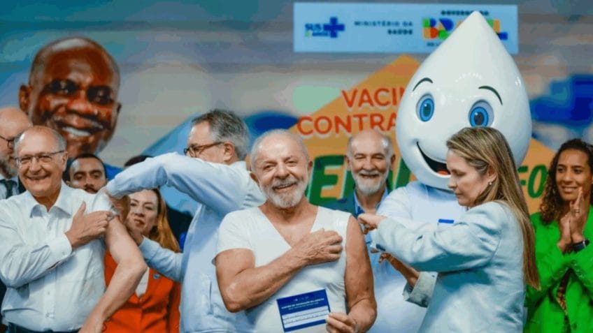 Lula e Alckmin se vacinam contra influenza