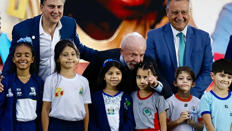 Camilo, Lula e Rui Costa durante a cerimônia do Selo Nacional Compromisso com a Educação