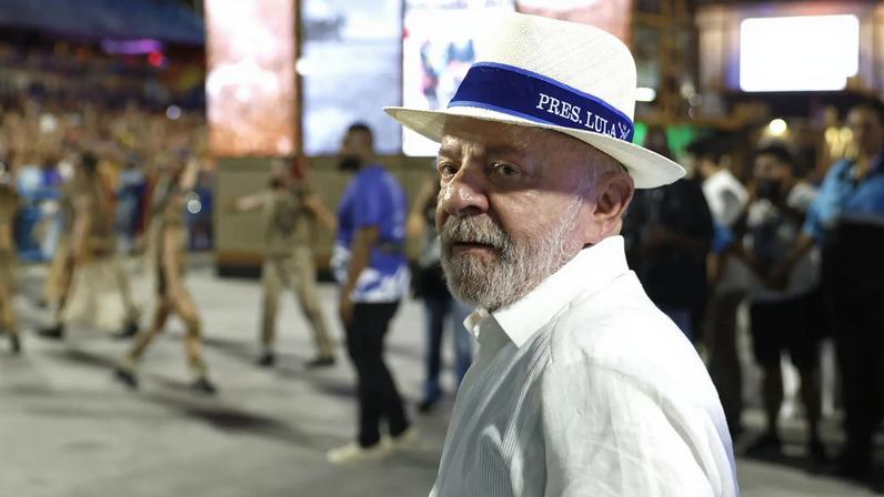 O presidente Lula no Sambódromo, durante o desfile da Acadêmicos de Niterói (Foto: Antonio Lacerda / EFE)