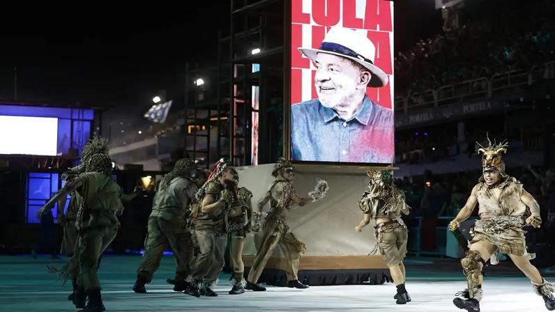 Desfile da Acadêmicos de Niterói usou verba pública como palanque pró-Lula, atacou valores conservadores e acabou rebaixado — um vexame político e cultural. (Foto: Antonio Lacerda/EFE)
