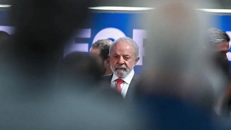 Governo não explicou motivo da desistência, já que Lula havia confirmado presença. Na oposição, Flávio Bolsonaro participará da posse de Kast. (Foto: André Borges/EFE)
