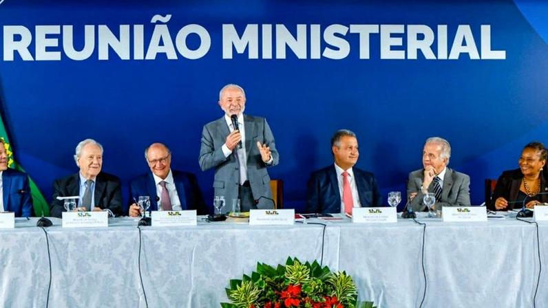 O presidente Lula ao lado de seus ministros na última reunião ministerial, em dezembro