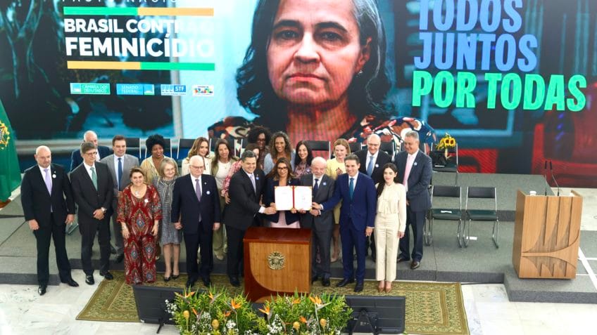 Pacto Nacional Contra o Feminicídio foi assinado por representantes dos Três Poderes