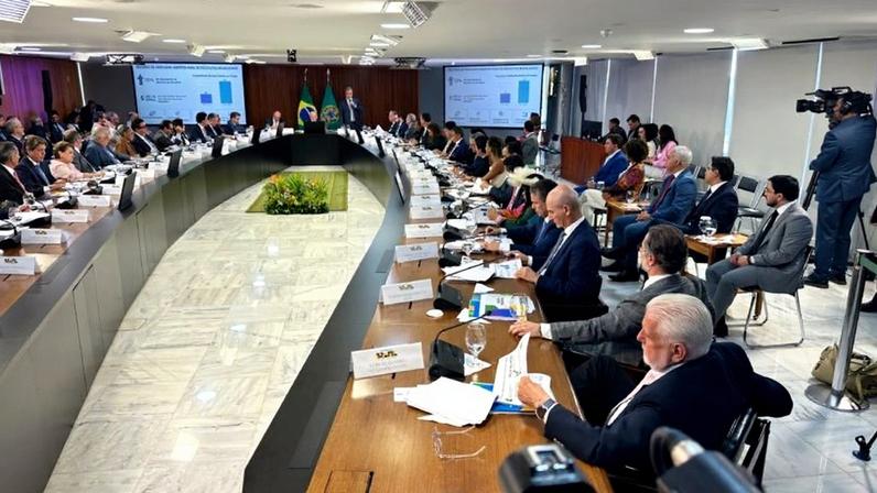 Lula anuncia que ao menos 18 ministros deixarão seus cargos