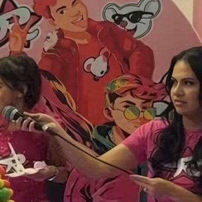 Mãe espera sete anos pelo primeiro pedaço de bolo; atitude da filha diverte