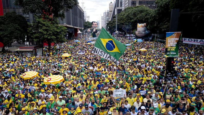 Manifestantes se reúnem na Avenida Paulista durante ato do “Acorda Brasil”, com críticas ao STF e defesa da anistia aos condenados de 8 de janeiro (Foto: EFE/ Isaac Fontana)