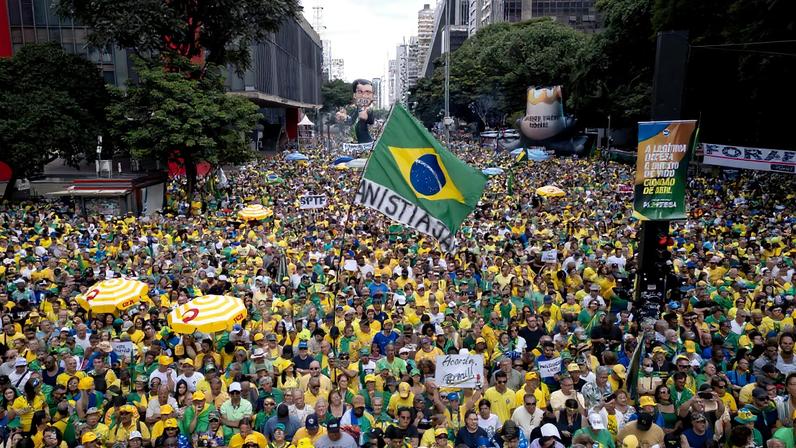 Manifestantes se reúnem na Avenida Paulista durante ato do “Acorda Brasil”, com críticas ao STF e defesa da anistia aos condenados de 8 de janeiro (Foto: EFE/ Isaac Fontana)