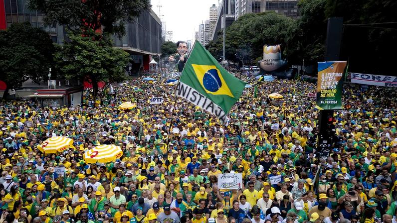 Manifestantes se reúnem na Avenida Paulista durante ato do “Acorda Brasil”, com críticas ao STF e defesa da anistia aos condenados de 8 de janeiro (Foto: EFE/ Isaac Fontana)